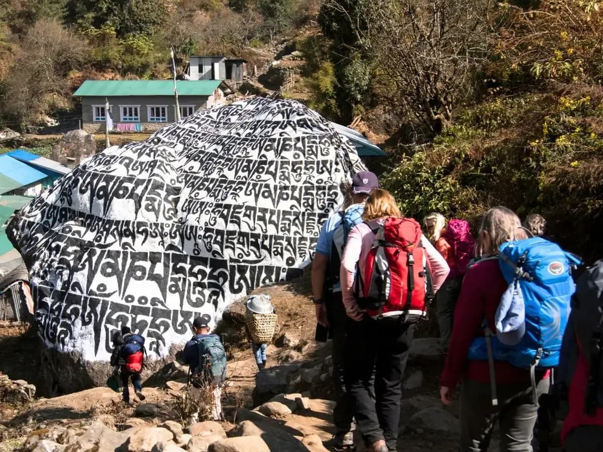 mani-wall-near-namche